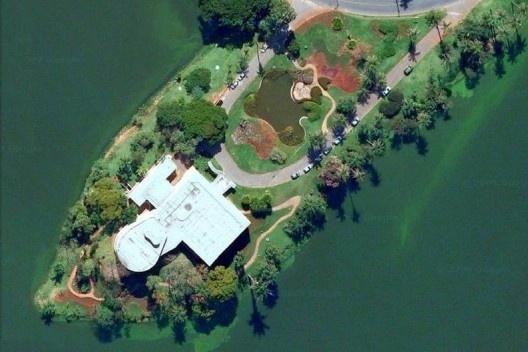 09. Vista aérea atual do antigo Cassino da Pampulha, com seus jardins “amebóides”, projeto de Burle Marx, anos 1940