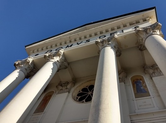 Parrochia San Lorenzo, detalhe do frontão, San Pietro in Gu, Itália