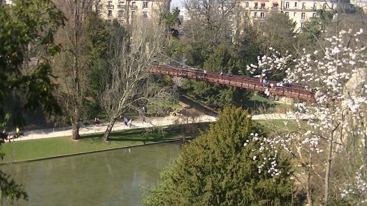 A flânerie do parc des Buttes-Chaumont