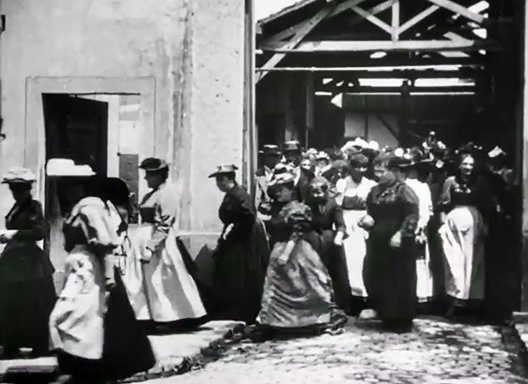 Cena do filme A saída da fábrica, direção Irmãos Lumière, 1895