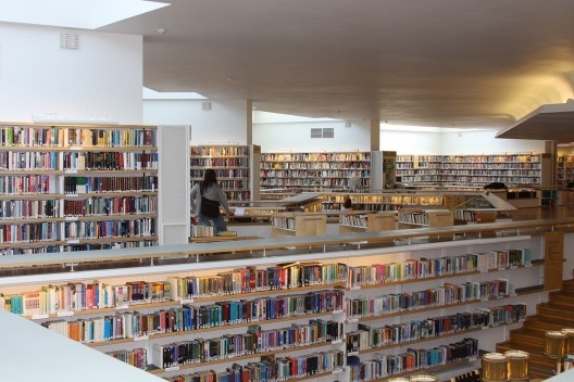 Biblioteca do Centro Cultural e Administrativo de Rovaniemi, Finlândia, 1966, arquiteto Alvar Aalto