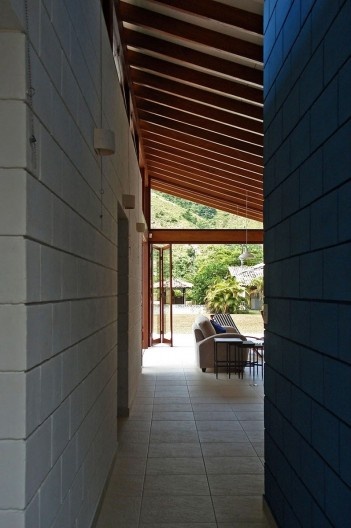 Residência em Guaecá, São Sebastião SP Brasil, 2006. Arquitetos Henrique Fina, Luis Mauro Freire e Maria do Carmo Vilariño (autores) / Projeto Paulista