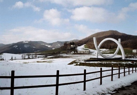 Monumento Liberazione da artista plástica Mary Vieira, de 1996. Ao fundo, Monte Castello