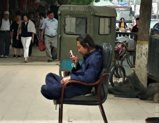 Homem usa smartphone em Beijing