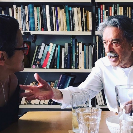 Paulo Mendes da Rocha e Bia Lessa na casa do arquiteto