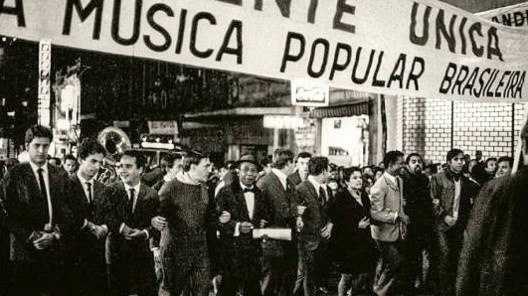 Ao lado de músicos e artistas, Gilberto Gil participa da Marcha Contra a Guitarra Elétrica, São Paulo, 17 de julho de 1967