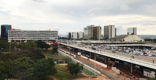 Visão ampla da parte superior da Rodoviária do Plano Piloto, com Conjunto Nacional (à esquerda) e ao fundo o Setor Bancário Norte; à direita, o Teatro Nacional, projeto de Oscar Niemayer