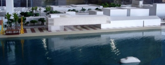 Projeto do Cais do Sertão Luiz Gonzaga. Escritório Brasil Arquitetura. Note-se a escala da nova construção, interferência na visão, a partir do mar, da Torre Malakoff e a ostentação do projeto em relação ao ambiente construído de valor patrimonial