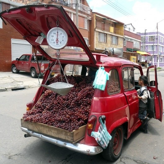 Vendedor de uvas em uma via local de Bogotá