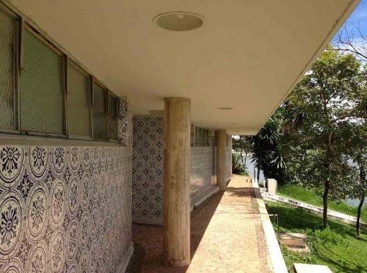 Cassino, fim do passeio de contorno pela lateral do bloco de serviço, Pampulha, Belo Horizonte