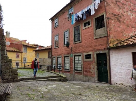 Porto, Barredo. Casario reabilitado e espaço público reurbanizado