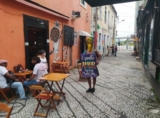 No lado esquerdo, o Canto do Noel, um bar tradicional de samba e de celebração da cultura negra