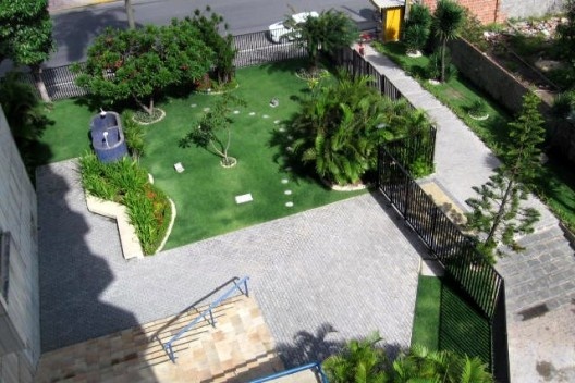 Edifício Villa da Praia, acesso e jardins.