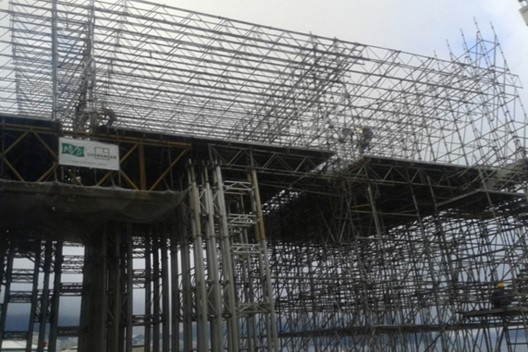 Estrutura temporária em montagem para evento em Copacabana