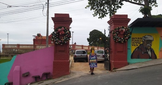 Entrada da praça, com destaque para a representação de “Seu Teco”, feita por Bruno Bardi
