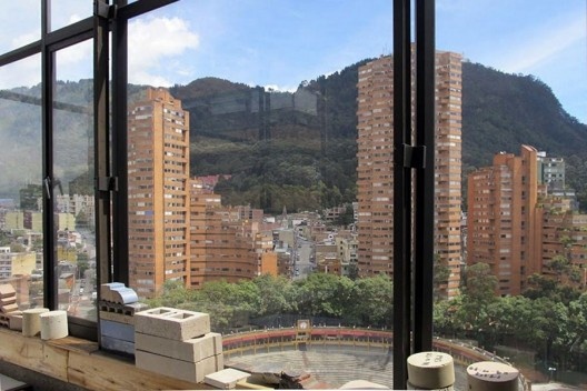 Edifício Sociedad Central de Arquitectos, escritório de Salmona com vista para Torres Del Parque, atual sede da Fundação Rogelio Salmona