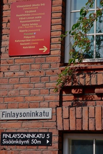 Detalhe de sinalização na Finlayson area, trecho reutilizado de fábrica antiga que abrigou sessões de apresentação das conferencias. O termo Finlayson esta relacionado a fabricação de diversos produtos e representa uma marca popular na Finlândia