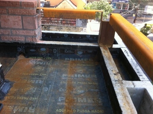 Detalhe da transformação do pilar em “L” em guarda-corpo no terraço de cobertura