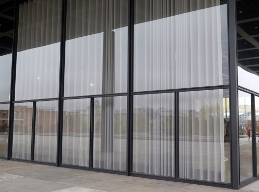 A fachada restaurada da Neue Nationalgalerie com a reinstalação das cortinas projetadas por Mies