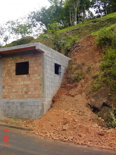 Corte inadequado em encosta desestabilização da encosta. Rua Francisco Benigno Jordão