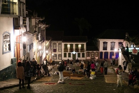 Confecção dos tapetes de serragem no largo do Rosário