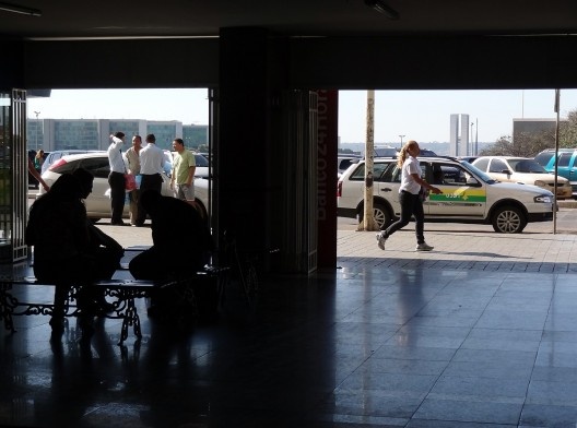 Taxistas conversando no ponto do CONIC