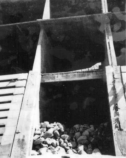 Embasamento de pedras calcárias que amenizam o impacto das ondas e permitem a variação da maré