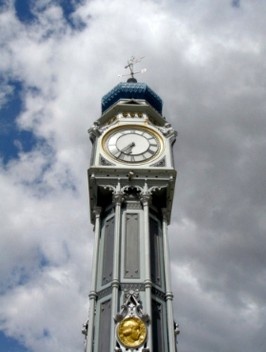 Detalhe do relógio da praça de mesmo nome