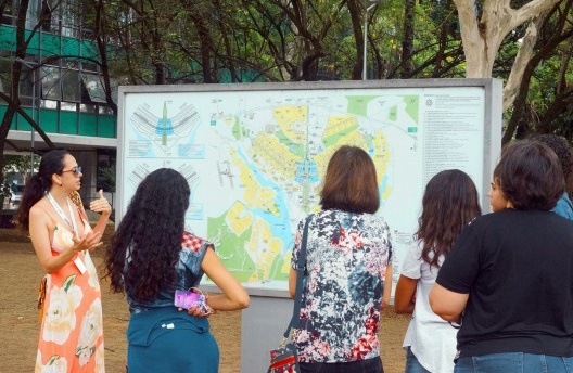 Pé na Esquina na quadra modelo, 308 Sul