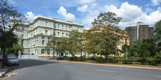 Edifício Niemeyer e a preexistência historicista: ao lado da antiga Secretaria de Segurança Pública e da Secretaria de Agricultura (posterior Secretaria de Viação e Obras Públicas), Praça da Liberdade, Belo Horizonte