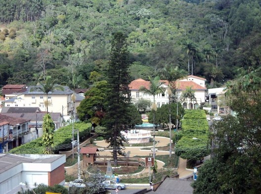 Praça Augusto Ruschi, vendo, ao fundo, a Escola Santa Catarina, Santa Teresa ES