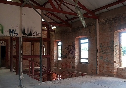 Maquete da Fábrica de Sal, Ribeirão Pires, 2001, foto atual do edifício degradado