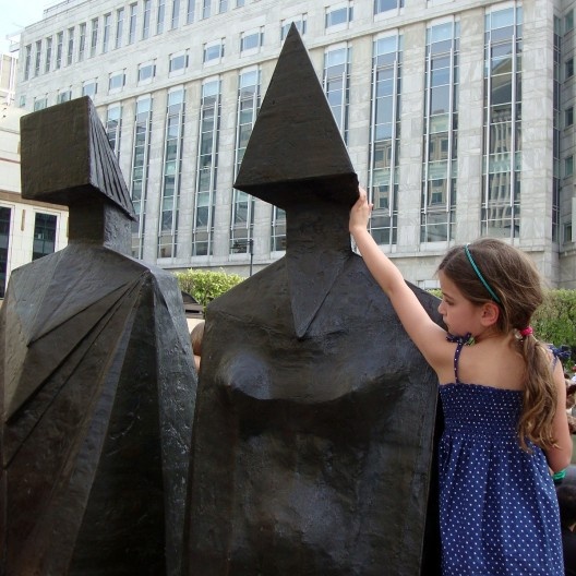Tateando a figura materna, a menina começa a observá-la curiosa...