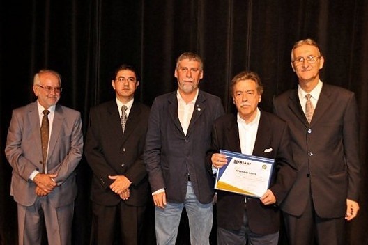 Daniel Amor entregando diploma de mérito a Paul Mendes da Rocha como membro da Comissão do Crea-SP