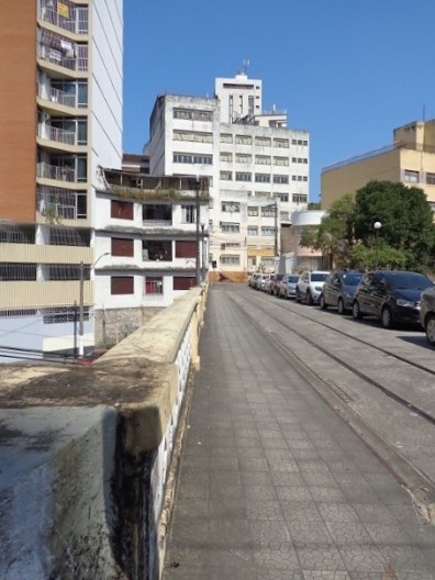 Pista do Viaduto, mostrando os trilhos