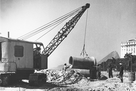 Guindaste trabalhando na instalação de tubulação, Praia do Flamengo