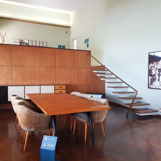 Sala e escada para o segundo pavimento