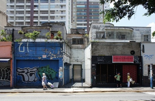 Fachada descaracterizada por salões comerciais