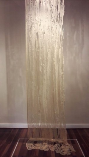 Exposição “Harpias XXI”, instalações de Fanny Feigenson, quadros de Maria Augusta Justi Pisani