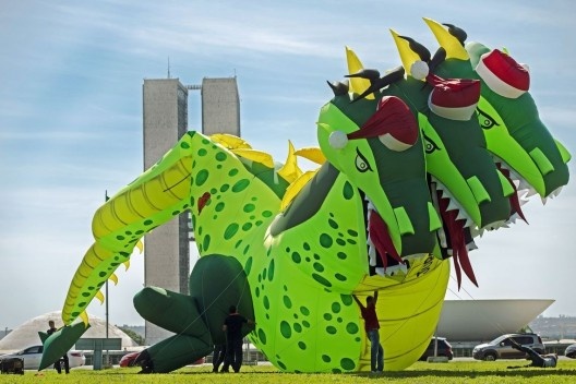 Dragão Noel, boneco inflável da Força Sindical representando inflação, desemprego e juros altos, diante do Congresso Nacional