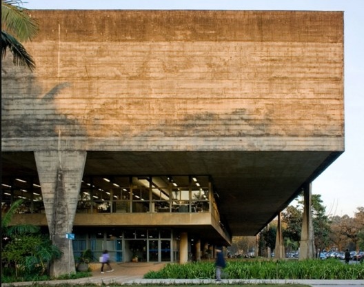 Fachada com marcação de fôrmas da FAU-USP