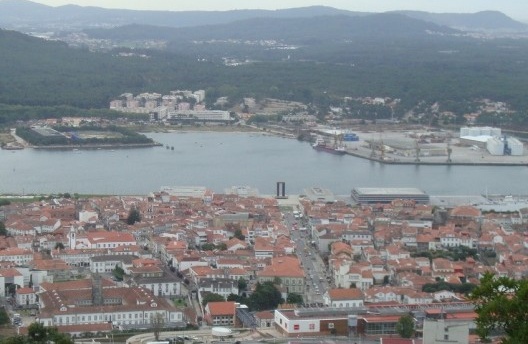 Centro de Viana do Castelo vendo-se ao fundo a Praça da Liberdade