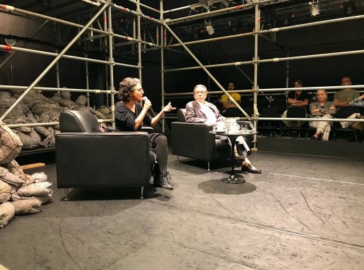 Bia Lessa e Paulo Mendes da Rocha no cenário de Grande Sertão: Veredas