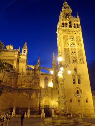Catedral gótica de Sevilha e suas justaposições. À direita, o minatere remanescente da mesquita. Sevilha, 2015