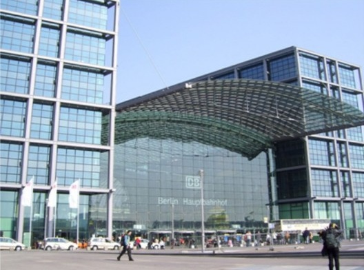 Figura 05. Valorização do caráter tecnológico do edifício, sistema estrutural metálico. Estação de Trem em Berlin, Alemanha