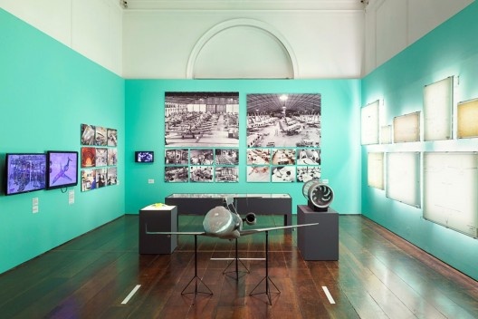 Primeira sala de exposição, com modelos de testes de túnel de vento, fotos históricas, display de materiais de desenho, perspectivas cutaway