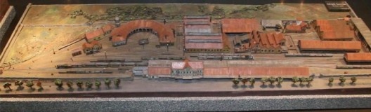 Maquete do antigo conjunto ferroviário de Curitiba; à direita, as oficinas; à esquerda, a rotunda; e ao centro a estação com os armazéns acoplados