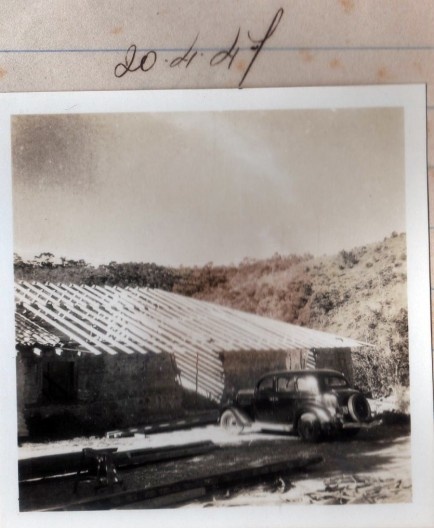 O mesmo automóvel na casa do Sítio Santo Antônio em data de 20 de abril de 1947, onde se vê a nova estrutura do telhado da parte reconstruída e o automóvel inteiro desse estacionado junto a obra