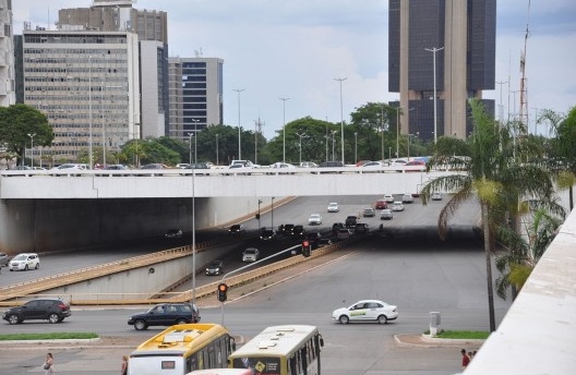 Grandes avenidas destinadas à passagem predominantemente de veículos, out. 2018