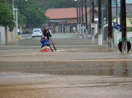 Enchentes: desastres naturais? - Chuva em Santa Catarina em 2008